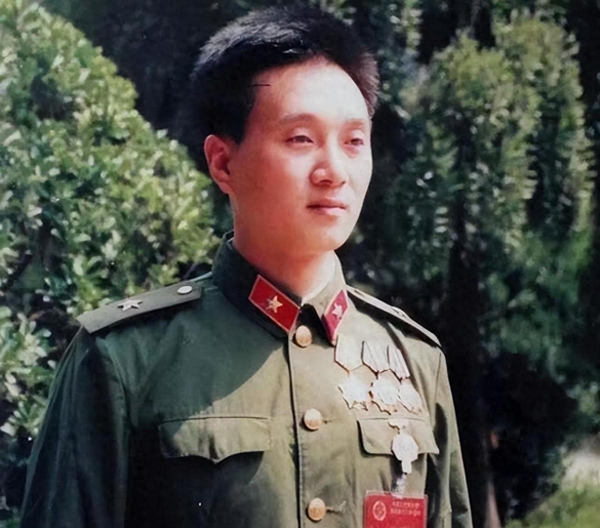 对越自卫反击战中新兵参军仅52天立下战功荣获一等功，后来获得了什么军衔呢？
19