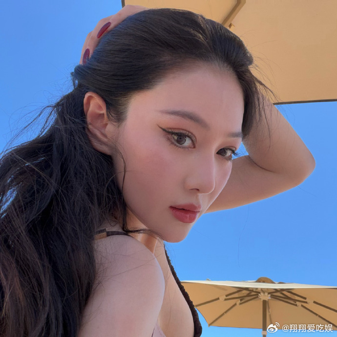 张馨予晒泳装身材张馨予晒黑了两个色号被张馨予海边泳装狠狠惊艳，常年坚持健身塑造完