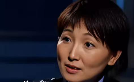 聂海芬当时负责预审，手里握着两份档案，一份是张氏叔侄的“铁案”，一份是勾海峰的杀