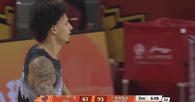 王洪泽太硬气了，和威尔逊撞胸，两人随后友好交流



王洪泽比赛中展现强硬一面，