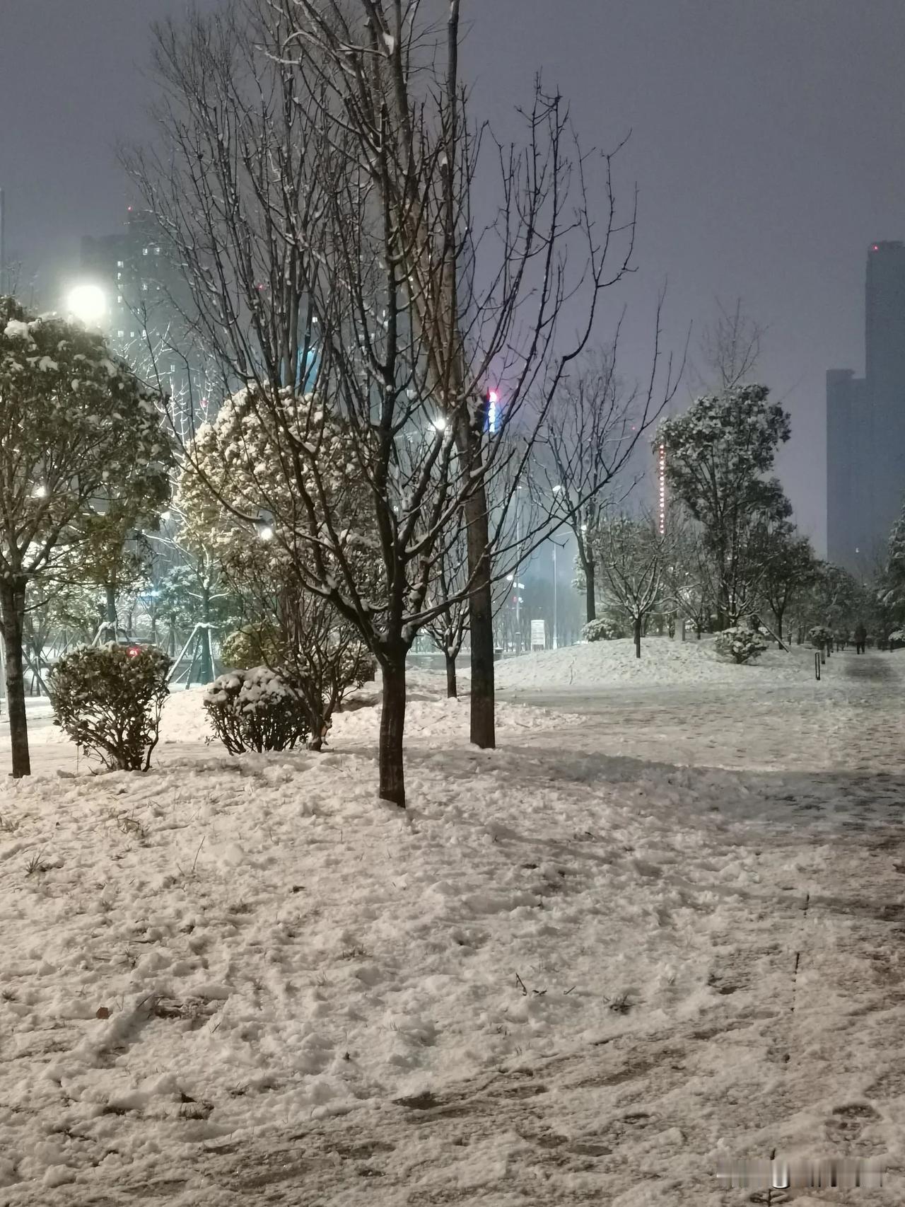 夜间暖气总是偷偷的关闭，经常夜间冻醒，去小区换热站看过，设置温度仅32度，阀门处