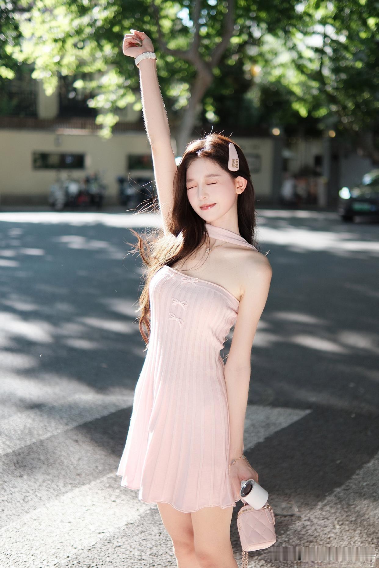夏日甜心穿搭，粉色连衣裙搭配精致手包，元气满满！🌞👗👜