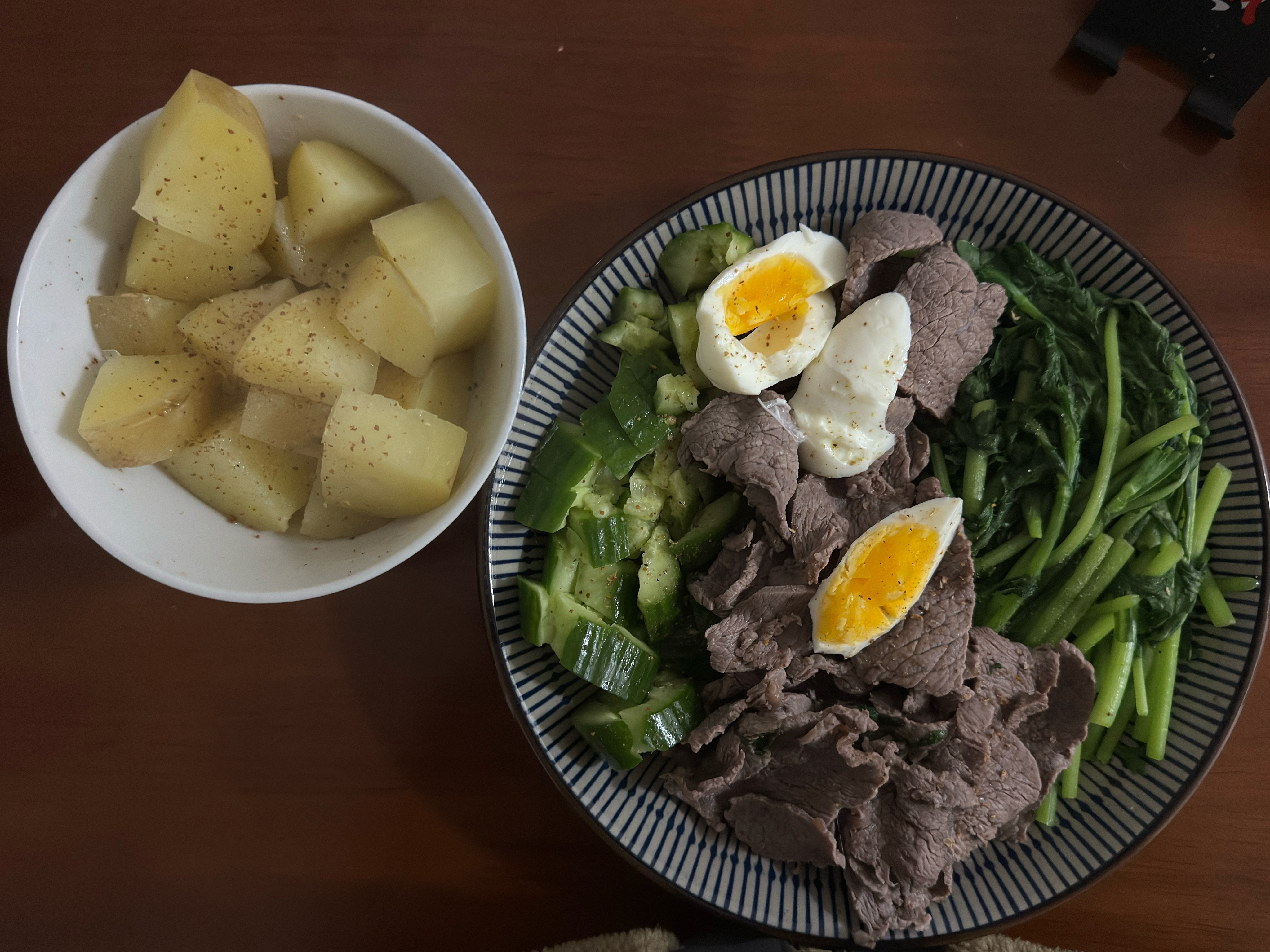 今天晚饭吃的啥？蒸土豆🥔牛肉🐂鸡蛋🥚黄瓜🥒茼蒿🥬说好减脂的来打卡了，第