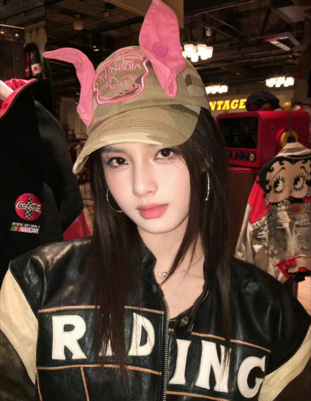 艾米这还是我认识的甜妹吗反差感狠狠拿捏谁还记艾米的甜妹滤镜！机车皮衣+大耳环解锁