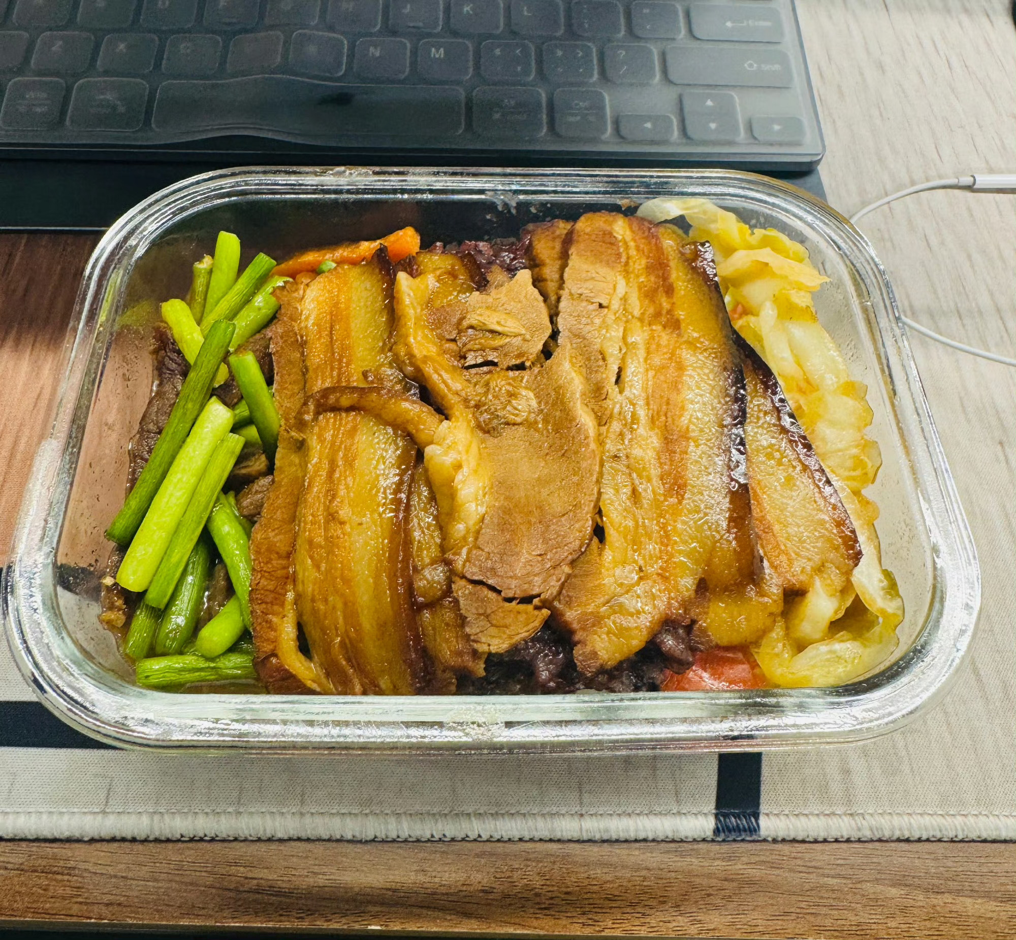 工位吃饭羞耻症饭点时间吃饭不会羞耻吧因为大家都在吃啊再看着自己喜欢的电视剧真是幸