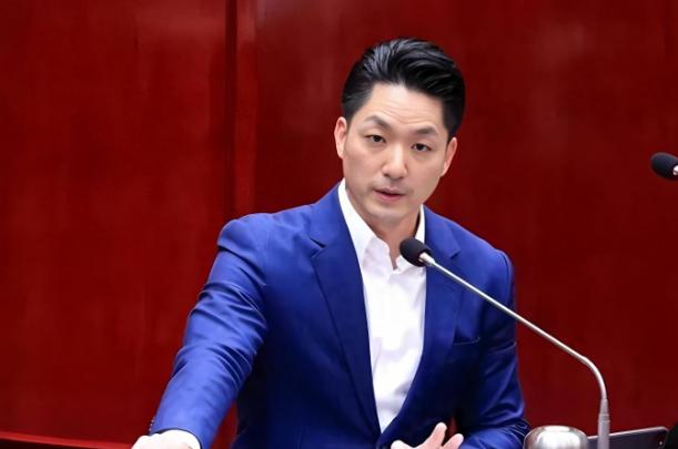 台北政坛最近有点意思，各路人马都在盯着2028年的那个位置，尤其是蒋万安，虽然他