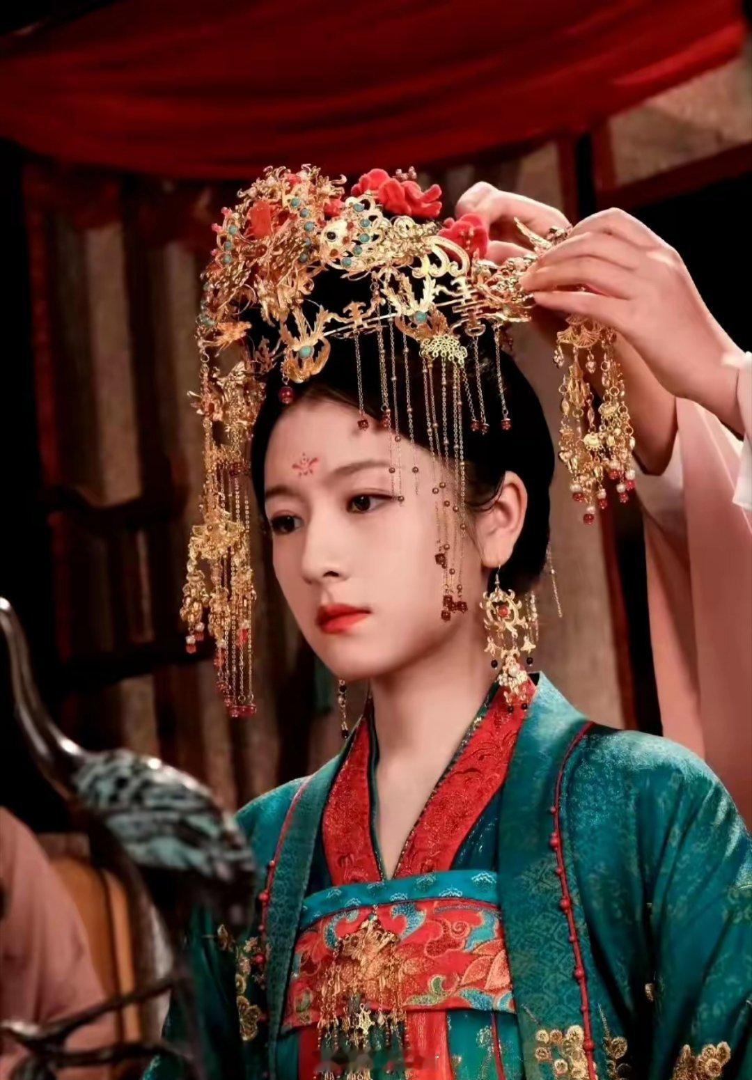 李兰迪 练仪态就拍古装大婚戏吧李兰迪的古装大婚戏：仪态修炼的绝佳舞台 。同时也道