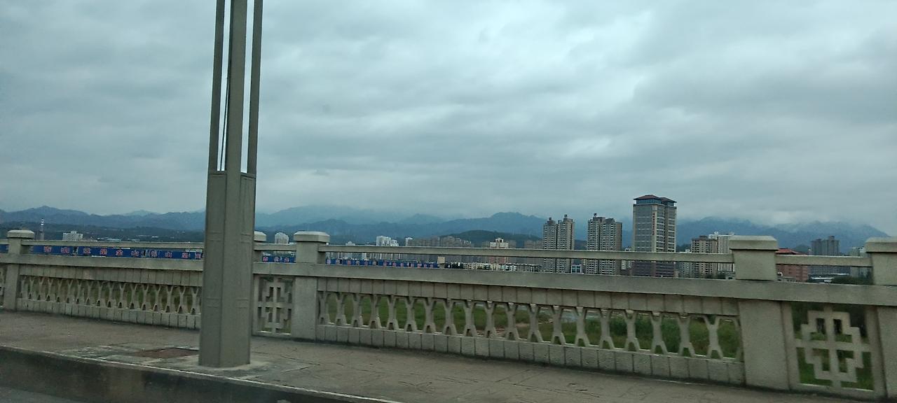 乘车看窗外的美景。