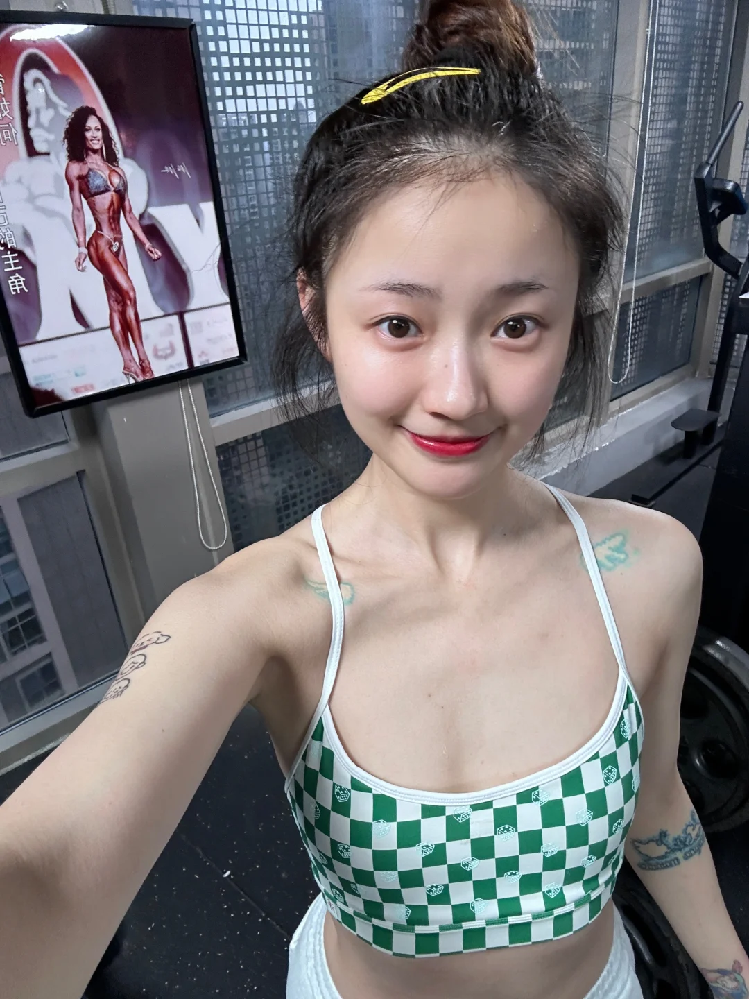 素颜红唇，主打自信