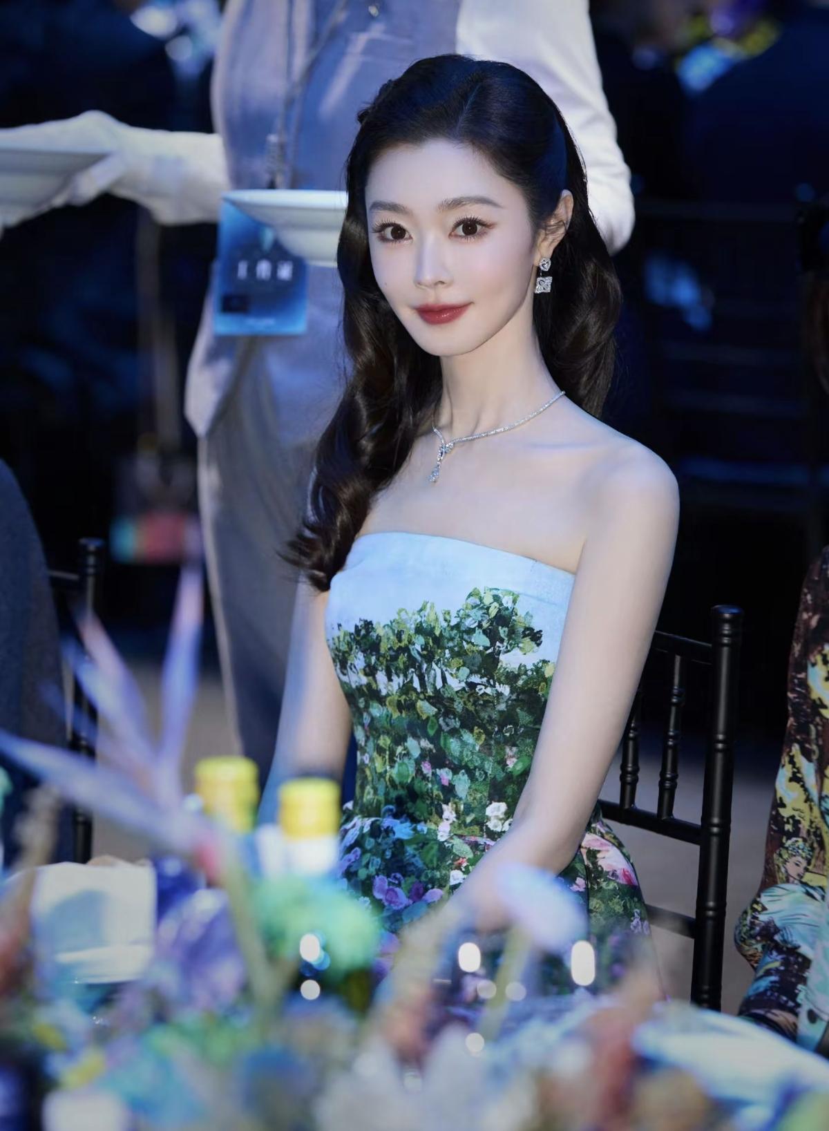 把一整个春天的玫瑰，都穿在了身上，宋轶，在油画般的色彩里，温柔绽放[比心]娱乐明