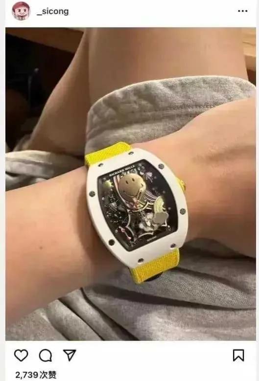 王思聪近日再次成为热点话题，原因是他的手表再次上了热搜。这款手表是一款理查米尔男