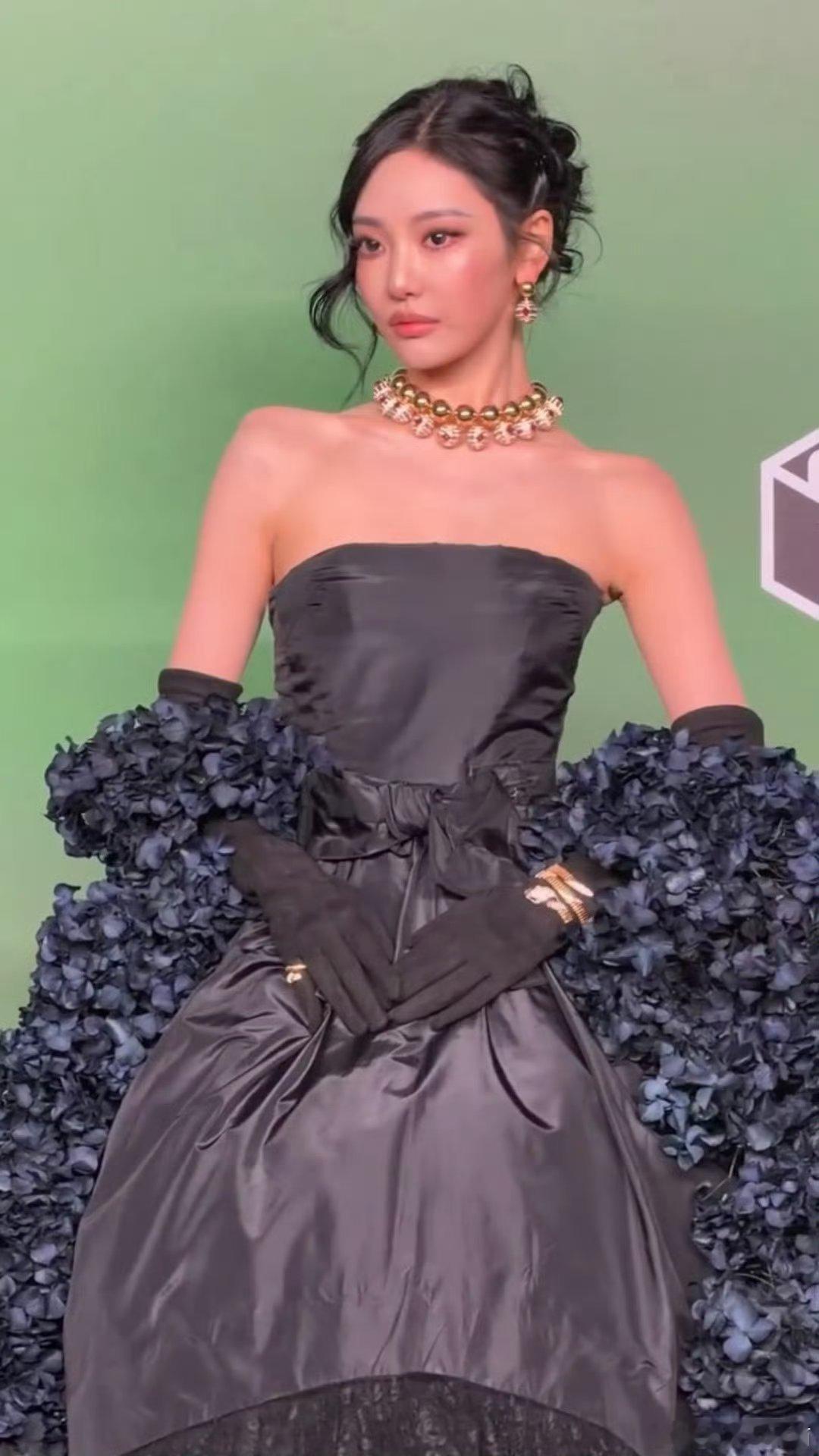 宁艺卓 比珠宝更闪耀的美貌完全气场拉满！谁能告诉我怎么可以美成这个样子？ ​​​