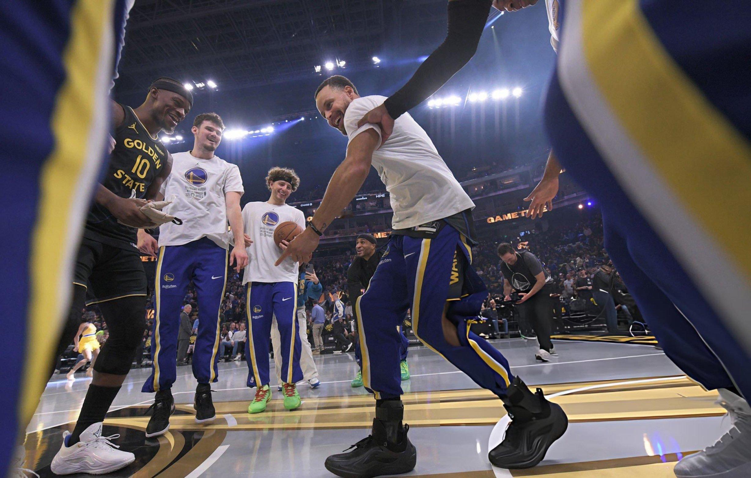 巴特勒说经过希尔德bang bang bang提醒之后才发现库里穿了JB4应该就