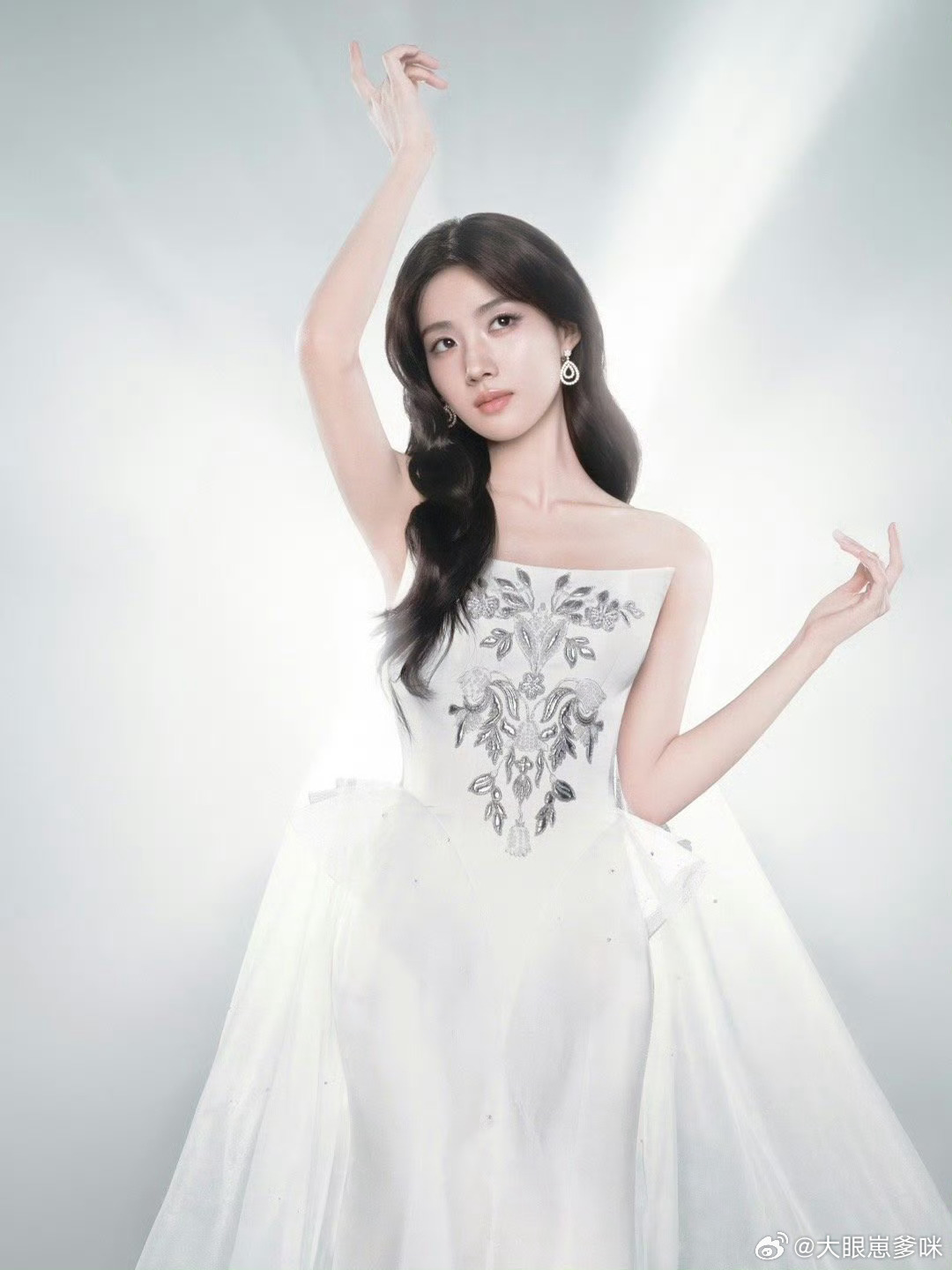 卢昱晓 人间反光板 头纱一戴宛若神女降临，人间反光板名副其实，自带高光气场，波光