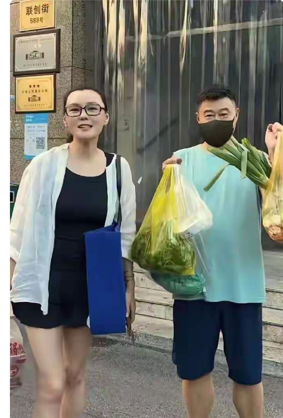 年近50岁的梁爱琪，无儿无女，每天和老公在一起买买菜，做饭，过得很轻松自在。