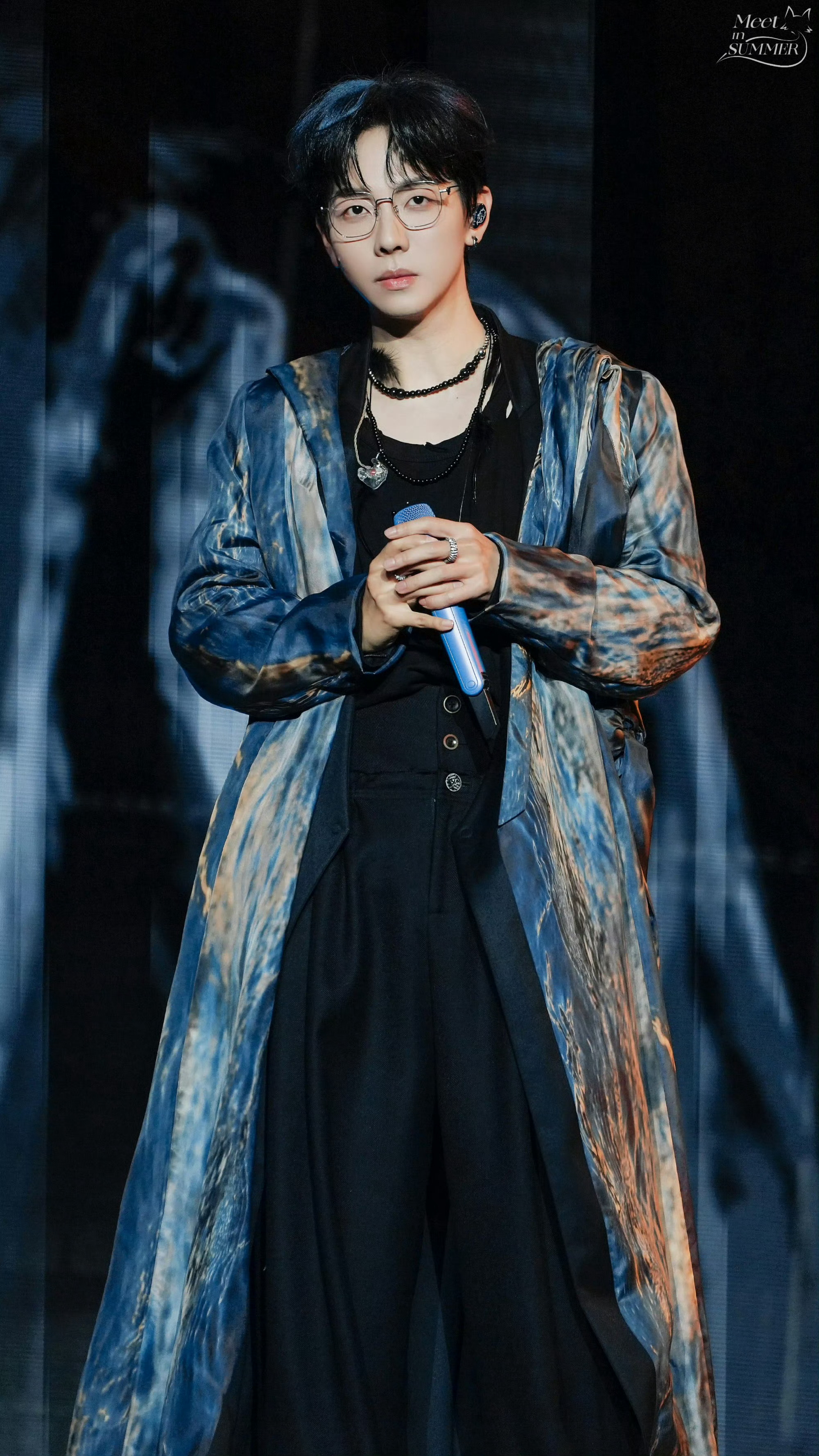 胡夏这几句壁上观够我考研了考研路上，疲惫与孤独常伴。胡夏的歌声似潺潺溪流，淌过心
