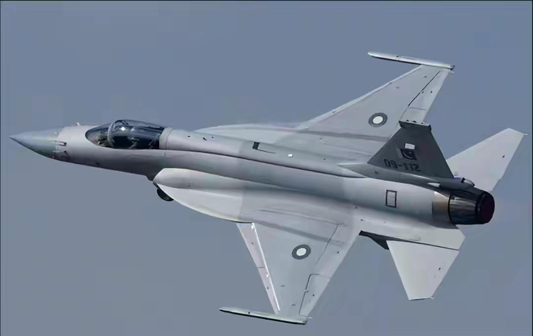 阿俄：小巴也是好起来了
阿印：啥好起来了？
阿俄：你还不知道吗？小巴现在可是战斗