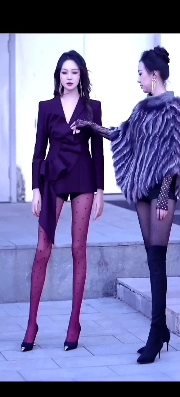 超模鼻主李沅桐，徐敏
 

她在这几张照片里不停地切换着穿衣风格，第一张照片她直