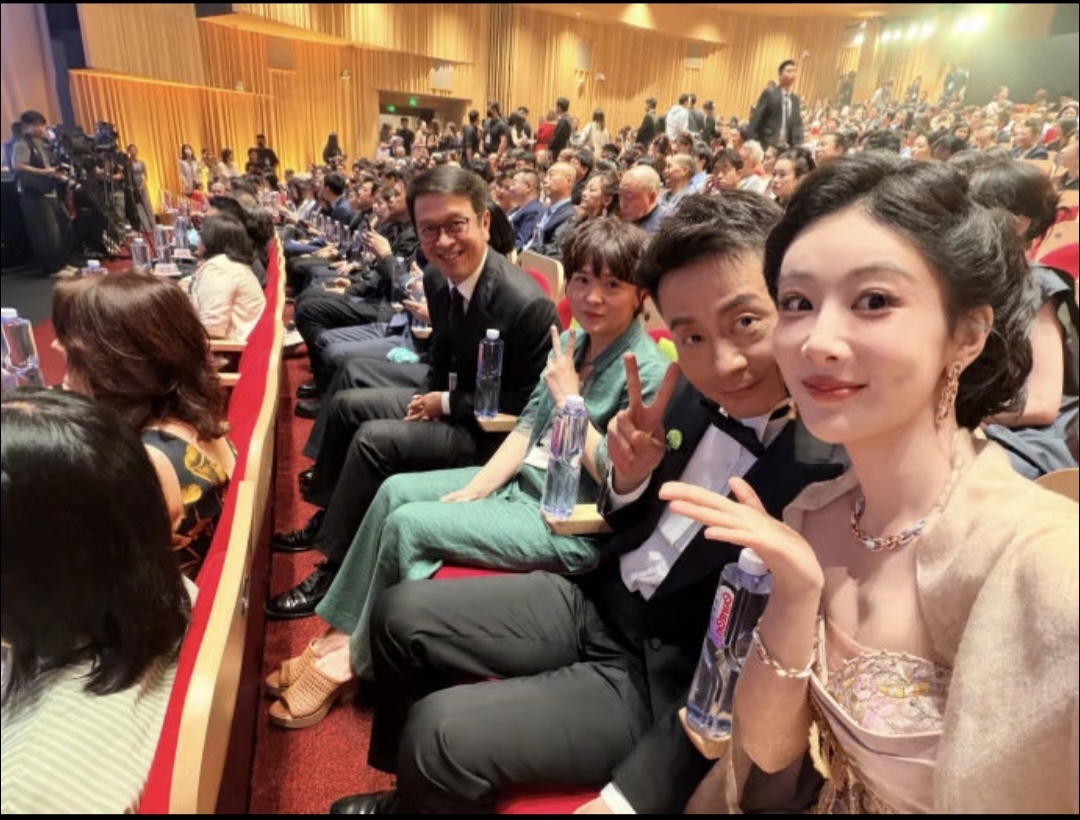 恭喜 杨紫 获得第31届上海电视节白玉兰奖 视后，实至名归！撒花🌸🌸🌸红毯