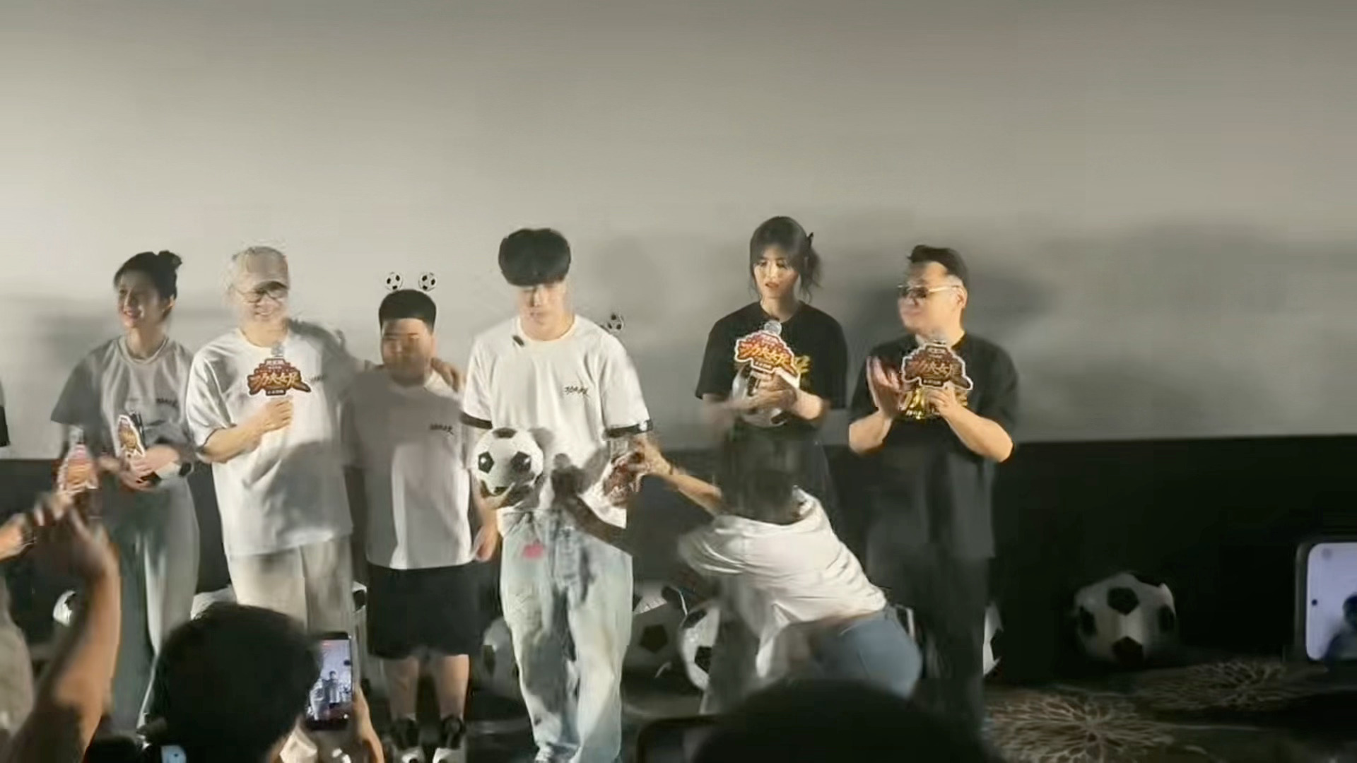 张艺兴用广东话介绍自己我拍的张艺兴昨日《功夫女足》广东东莞路演名场面＋1！张艺兴