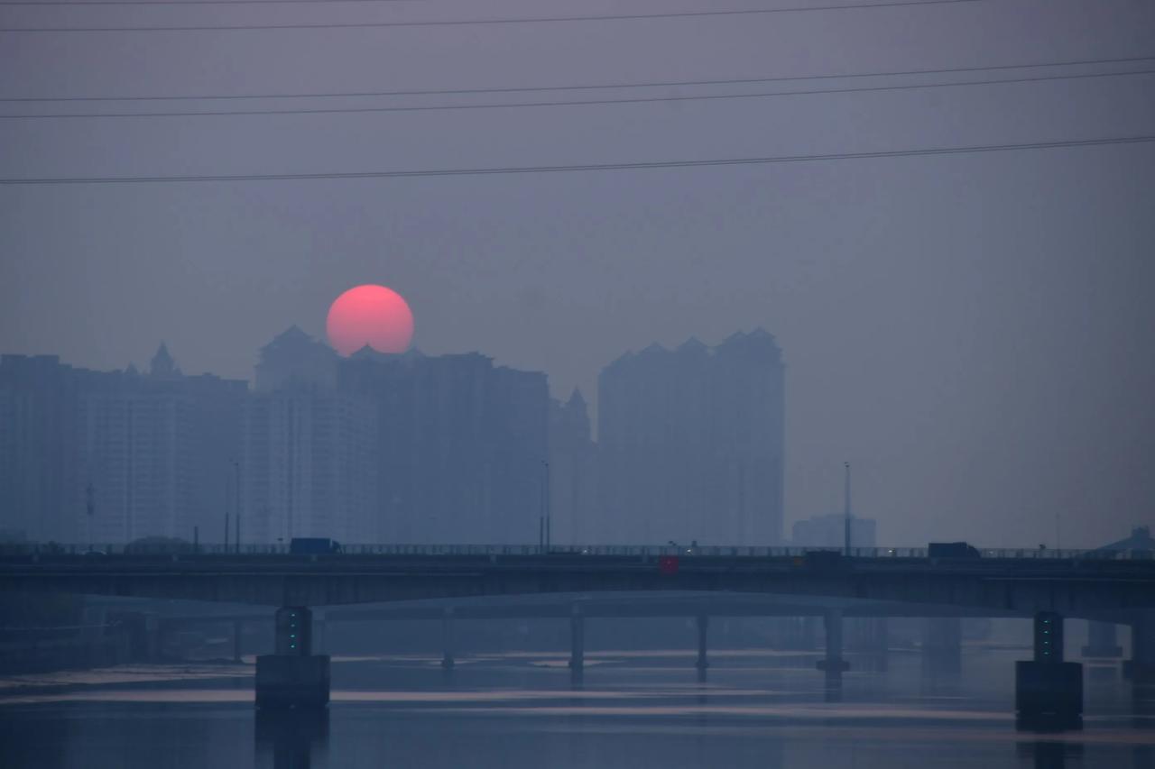 初升太阳映照在雾蒙蒙的城市，宁静而美丽。夕阳下的这座城 我城市里的晚霞 早晨城市