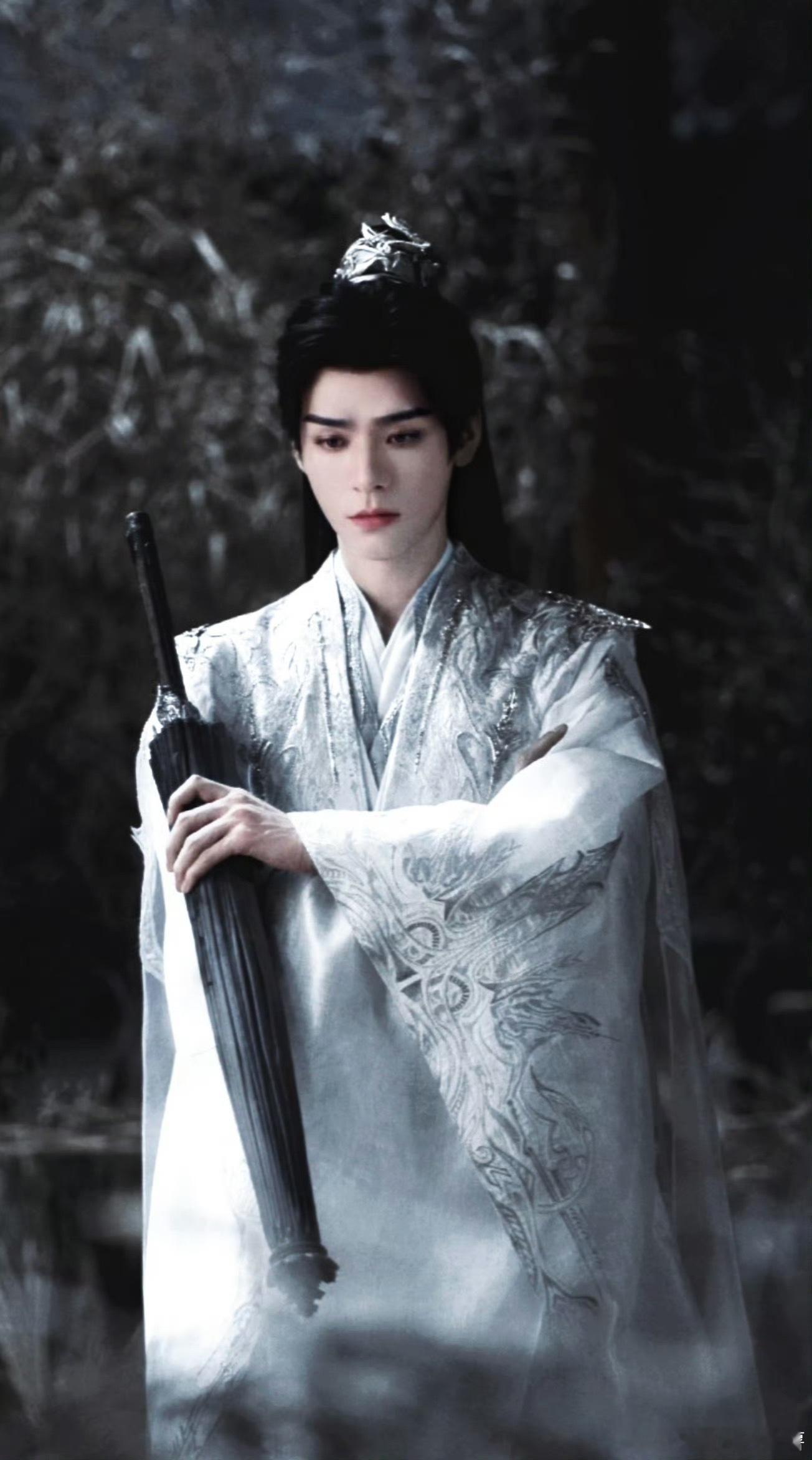 小龙雨他忽而高速旋转，忽而空中腾挪，动作干净不拖沓，翩若惊鸿的好看镜头根本移不开