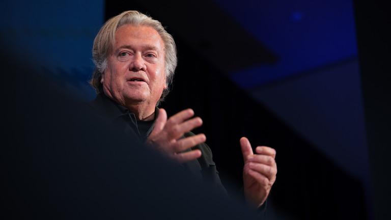 美国总统特朗普的前顾问、播客主持人史蒂夫·班农表示，需要“三国解决方案”来结束加