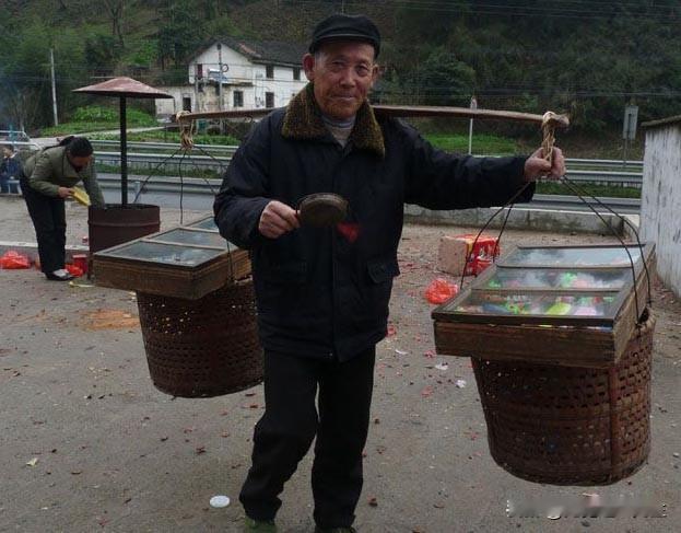 秦安货郎赋
 
维羲皇之故壤，乃成纪之古疆。陇坻盘亘，育一方质朴生灵；渭水萦回，