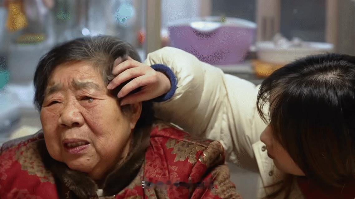 对奶奶的爱被一个行李箱具像化了看小吴行李箱里塞满了给奶奶的礼物：耳夹、香水……她