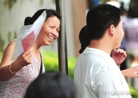 烈日守考人，一把蒲扇藏尽人间深情
 
中考首日的街道，处处裹挟盛夏滚烫热浪。考场