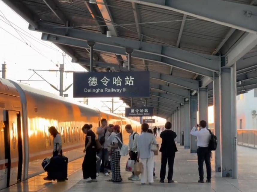 德令哈的日落真的美。喜欢看日落的妈妈，选这准没错。网友已经验证了，确实很美。