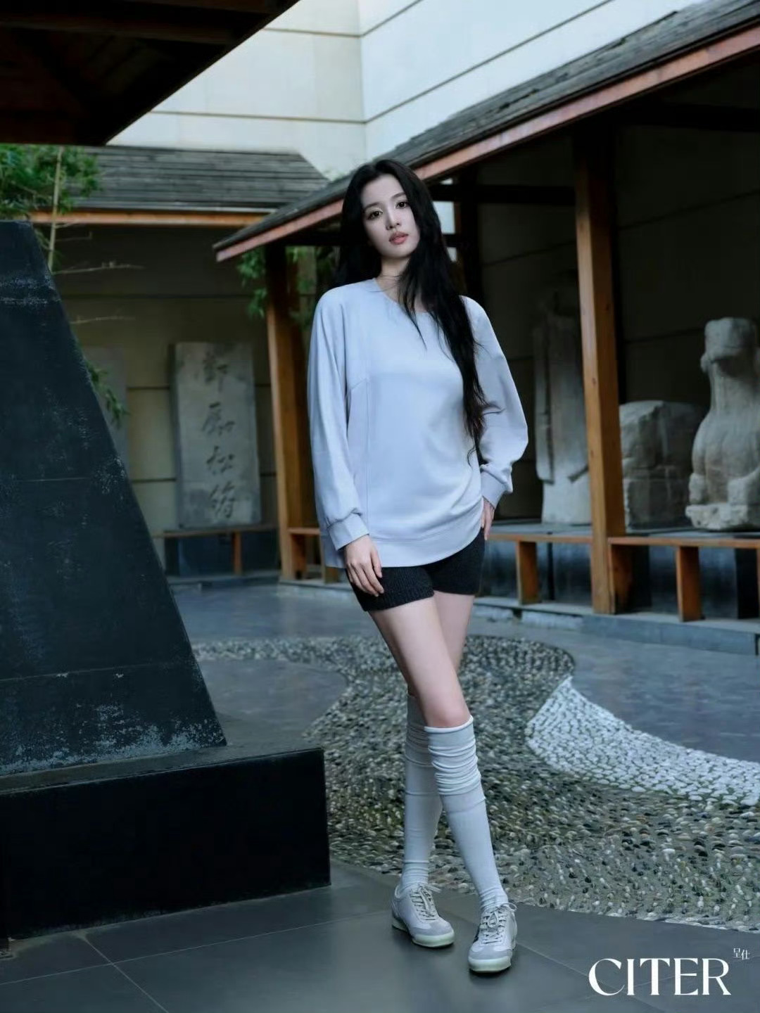 王楚然姐姐的一组美腿妆造图集。王楚然