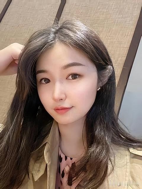 最近听朋友吐槽相亲经历，有个场景特别扎心。她刚坐下就被连续追问名下房产、公积金基