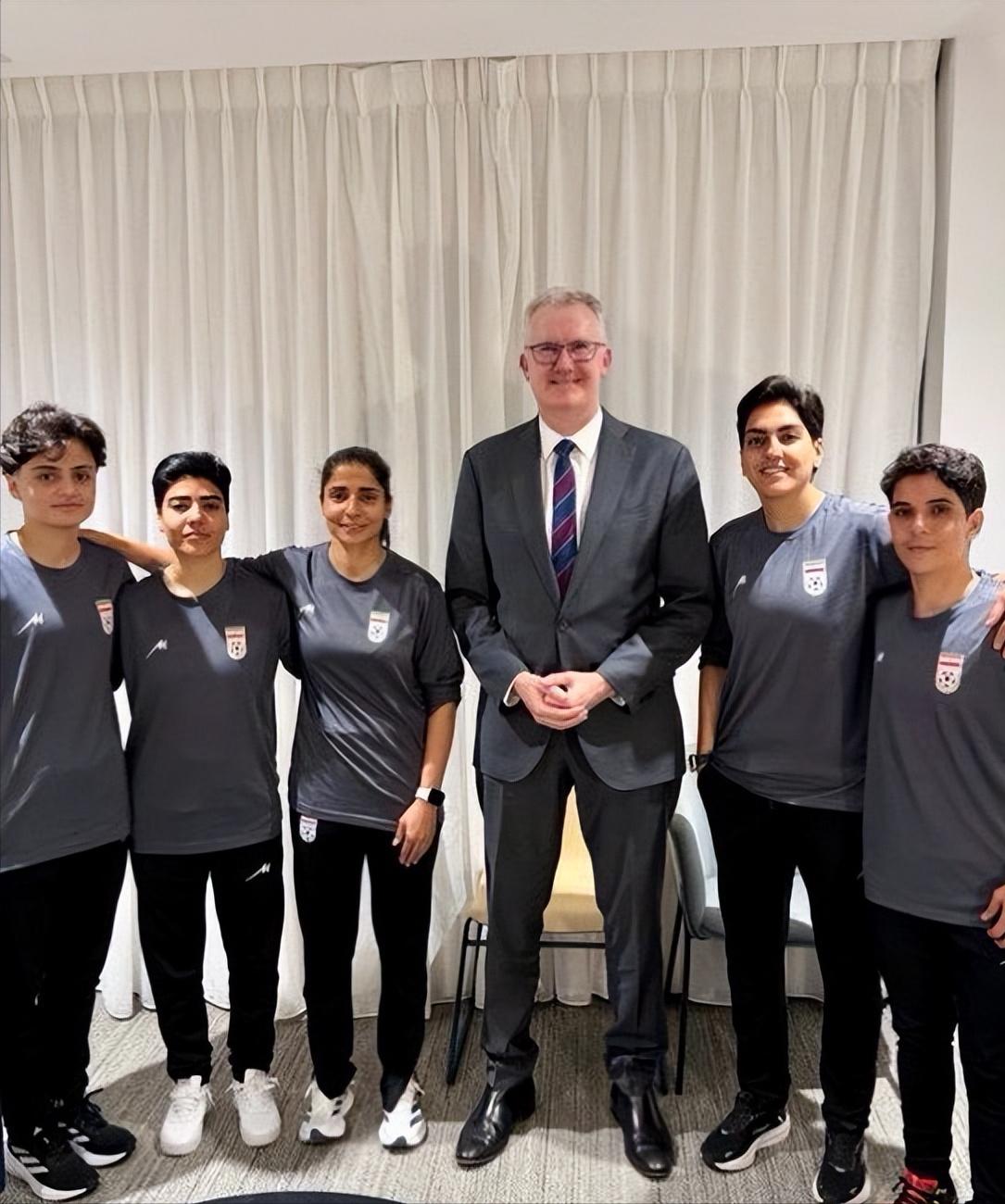 3月2日，亚洲杯对阵韩国。扩音器里正放着伊朗国歌，那声音大得震耳欲聋。可站在聚光