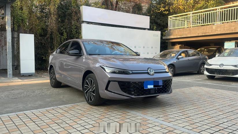 预算10万买A级家轿，现在国产新能源车那么卷，为什么还有人去买朗逸？特别是最近新