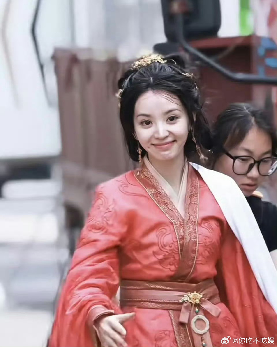 田曦薇这没有了自己的铁刘海，真的有点认不出了 