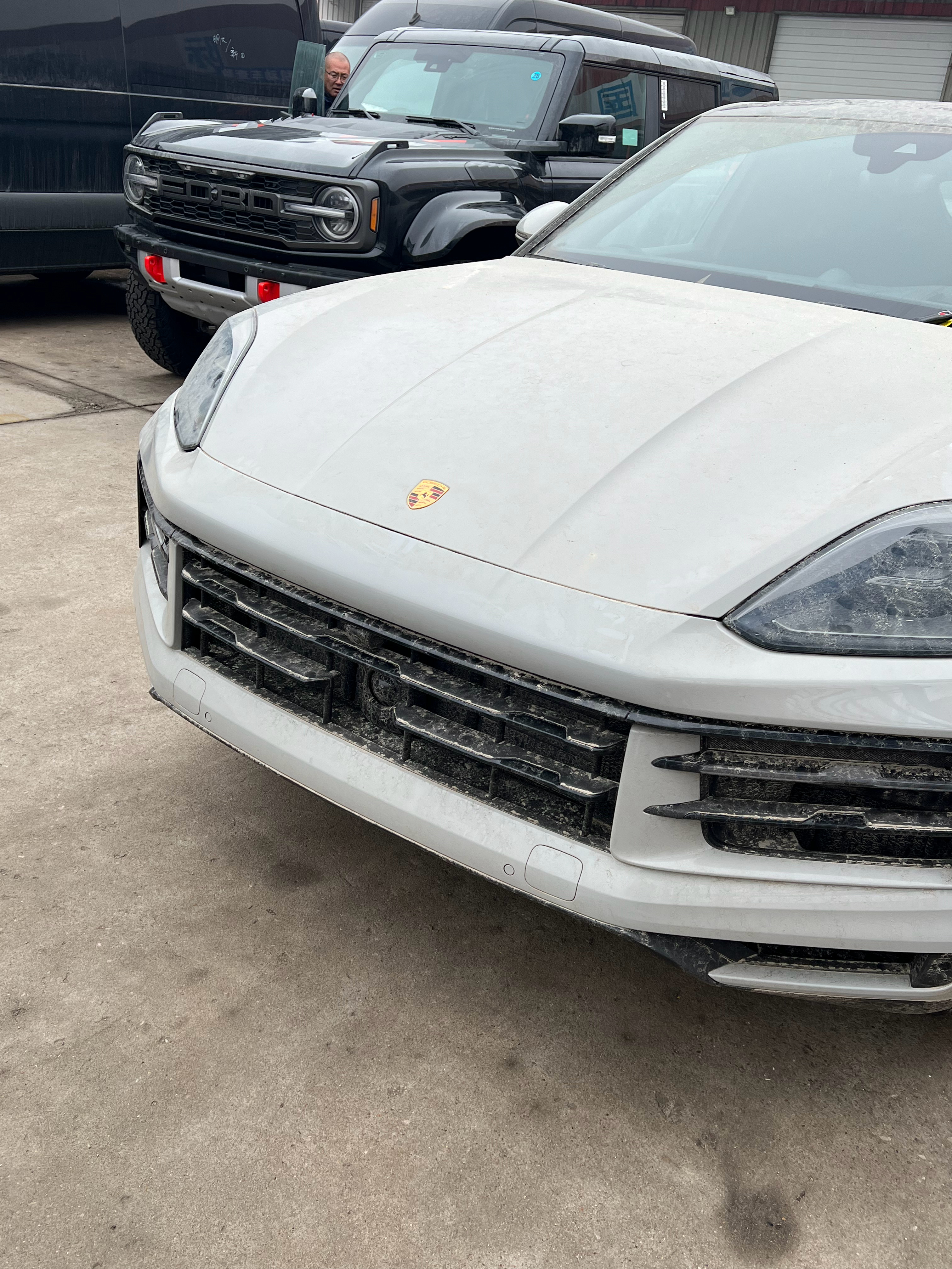 偶遇了这台coupe版本的新款保时捷卡宴来自于加拿大，在天津出现，我猜不是要进口