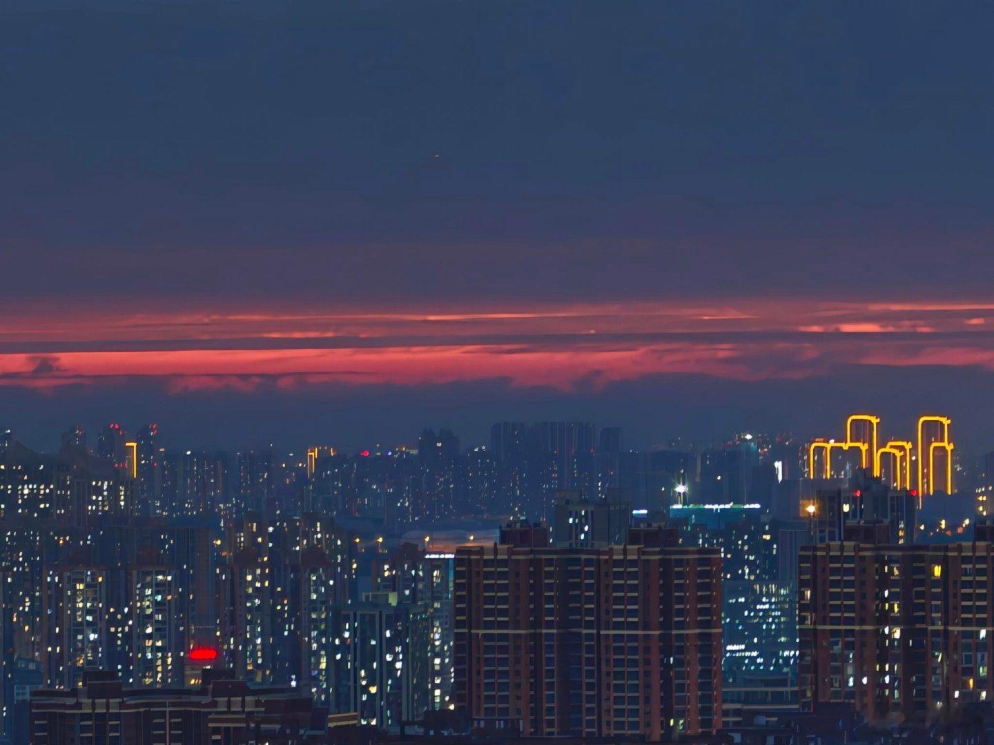 赵师傅说今晚有火烧云你就说它烧没烧吧。 