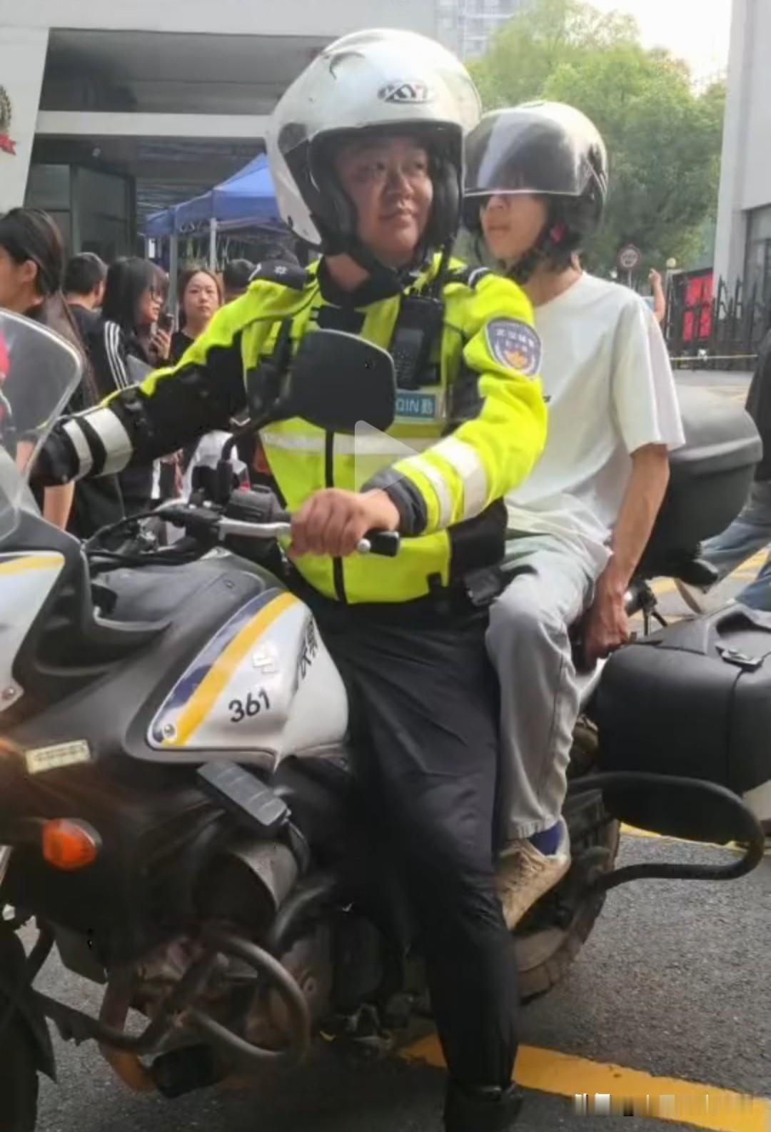 每年高考，总有学生会忘记带准考证、走错考场、错过进考场时间……
一直想不通，出现