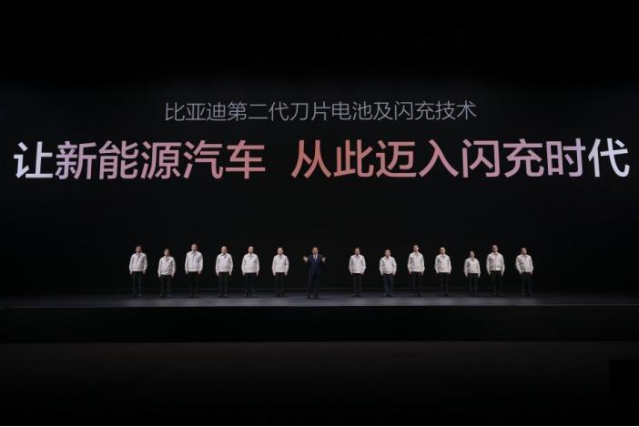 比亚迪重磅推第二代刀片电池+闪充技术，年底前布局2万座闪充站


家人们！3月5