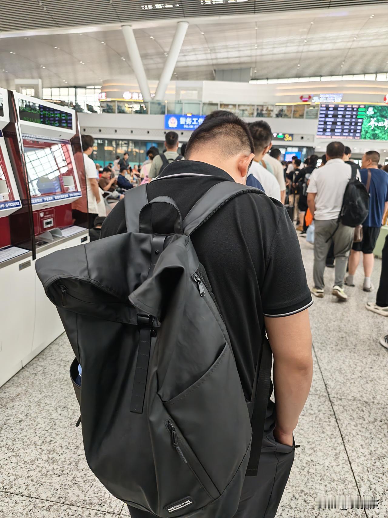 火车站🚉人还是不少的
但是上半年消费量怎么减少了呢？