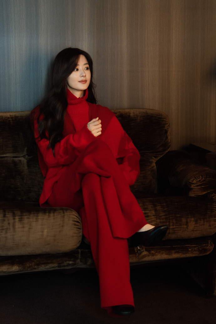 赵丽颖的这一身红色好美，既显温润气质，又具东方古典韵味，尤其是暗红披肩与羊绒叠穿