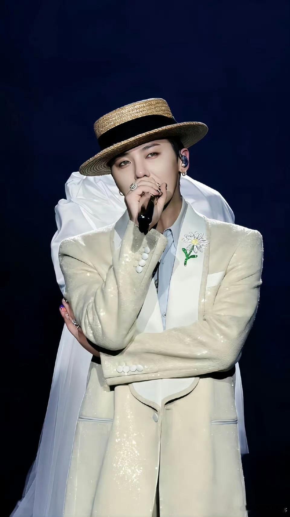 工作暂停我要和权志龙握手 谁懂权志龙的浪漫！FAM是family的专属暗号，把粉