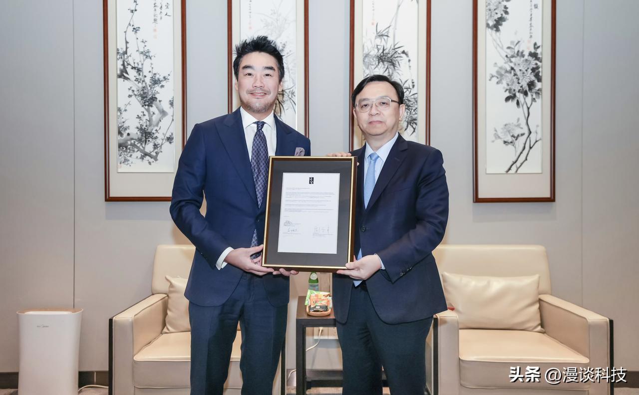 王传福亲自交车，泰国私人收藏家 Pratarnwong Phornprapha，