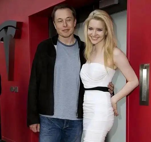 马斯克不适合婚姻，这一点连他的前妻都看得很清楚。

在外人眼里，他是改变世界的天