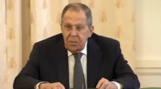 全球都在盯住霍尔木兹的炮火时，俄罗斯突然把65亿美元的军售单子拍到伊朗桌上，直接