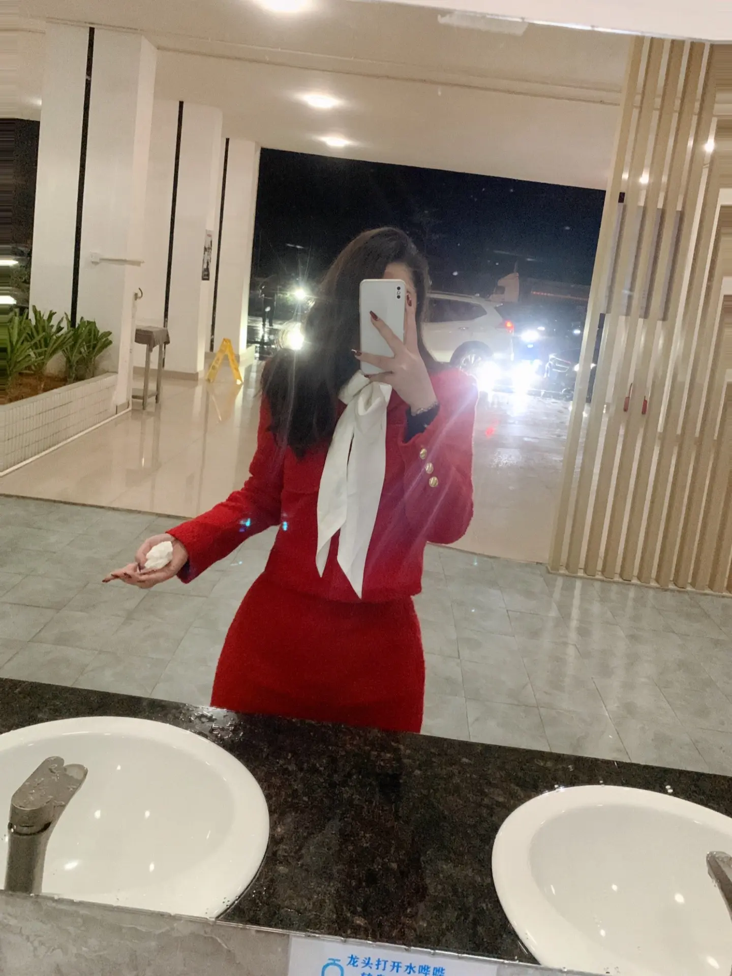 除夕快乐 岁岁尽欢愉。“谢谢你们喜欢我一年又一年 让我觉得自己总闪闪发光 ”
12点 钟声响起 你的那句新年快乐 会是发给我的吗？ 
  