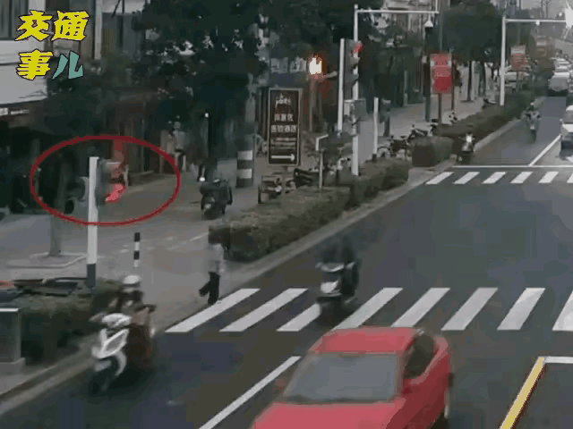 还逛游吗？
打着电话一步三摇，悠哉悠哉前后辗转，躲过了前面直行汽车，没躲过后面行