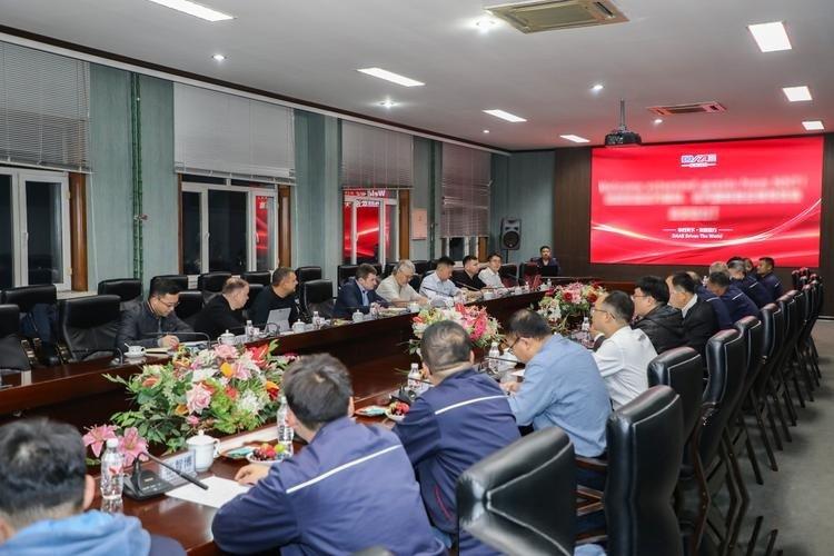 造车圈最近可是真热闹，平时在发布会上吹得震天响的大佬们，这回集体被叫去开会了。整