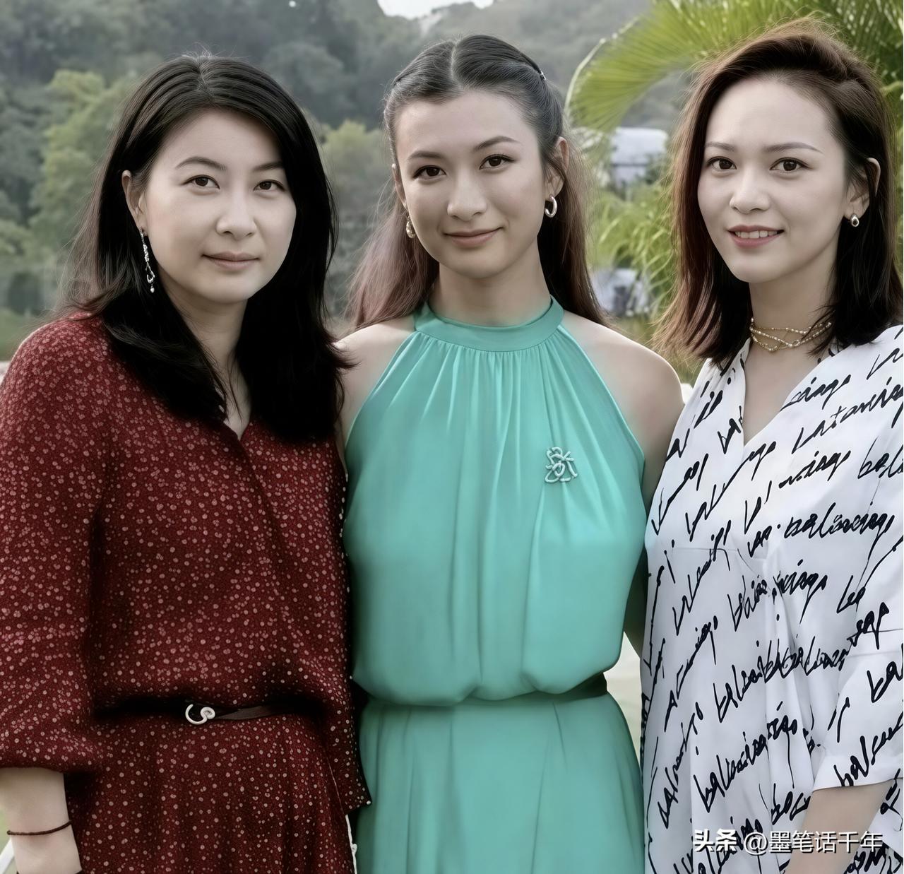 霍家三位儿媳同框，这才是豪门真正的"松弛感"天花板

最近刷到这张霍家女眷的合影